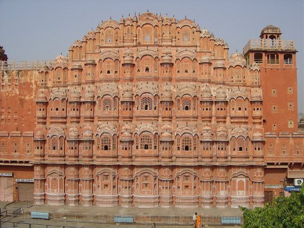 1024px-Hawa_Mahal_Jaipur